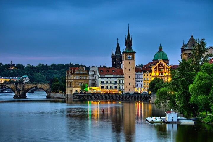 Am Abend einen Spaziergang in Prag
