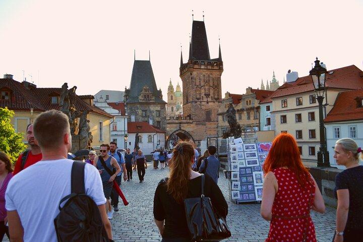 Am Abend einen Spaziergang in Prag