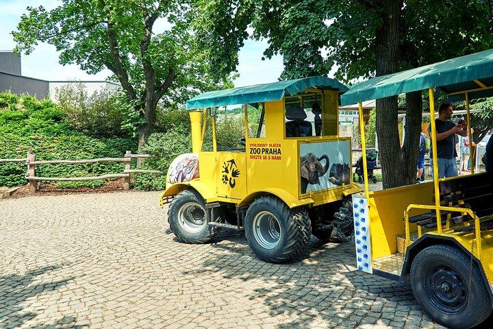 プラハのヴルタヴァ川のボート旅行と動物園の入場券
