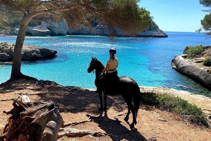 Ridning i Cala Mitjana, Menorca, Spanien