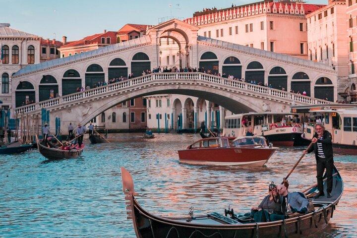 Tour a piedi di mezza giornata della Venezia nascosta con cicchetti e vino al mercato di Rialto