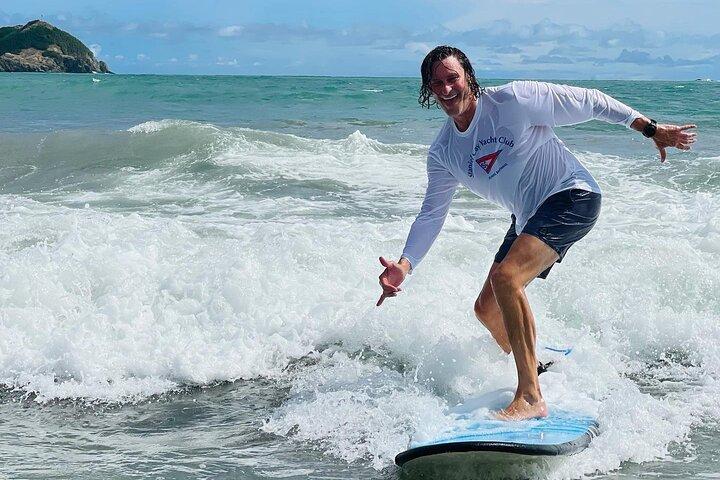 Privé surfles+ op het strand van Manuel Antonio