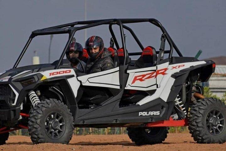 ドバイの砂漠をバギーで巡るポラリスRZR X4 ガイドツアー