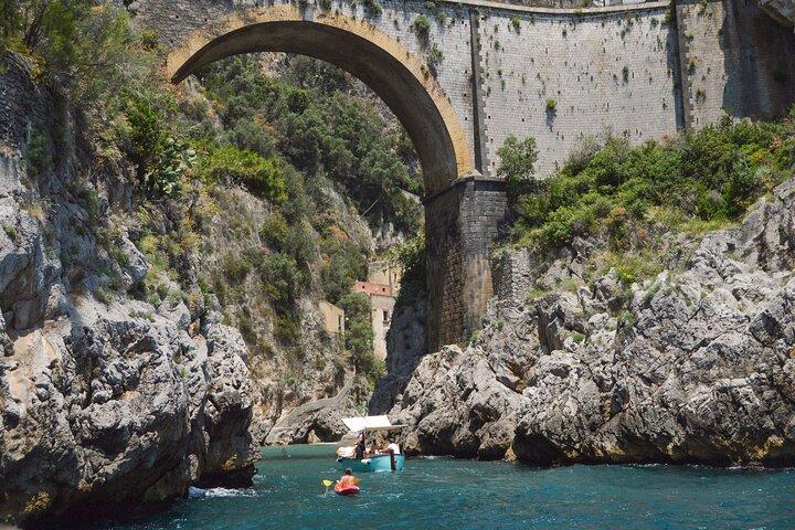Excursión de un día en barco a la costa de Positano y Amalfi desde Sorrento