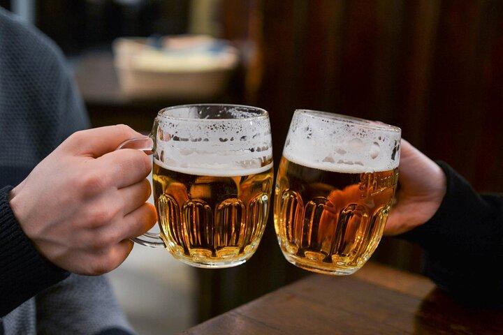 小グループローカルパブウォーキングツアーと伝統的なチェコのディナー