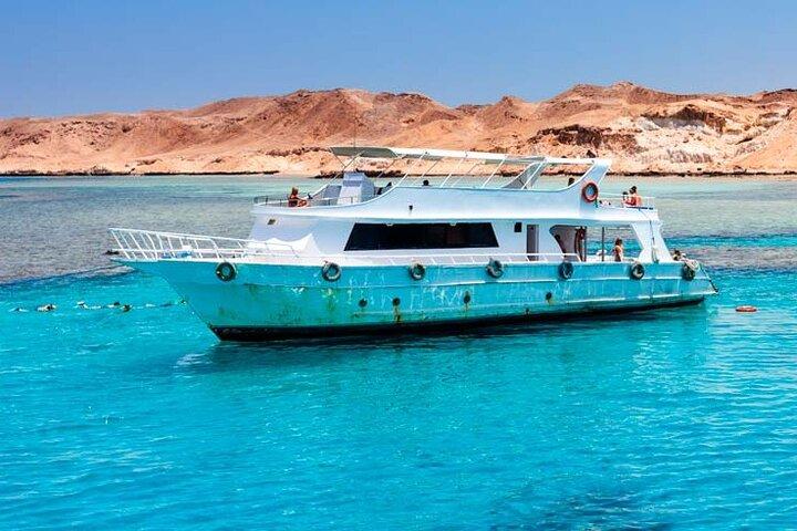 Viagem de mergulho na ilha Tiran de barco em Sharm El Sheikh