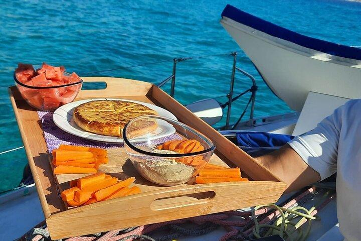 Aventura de vela privada com lanches e bebidas, mergulho com snorkel e SUP