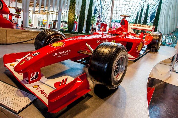 フェラーリとランボルギーニのランチ付きプライベート 1 日ツアー