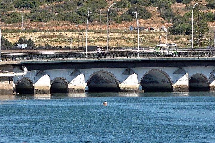 ラゴスの旧市街と新市街とビーチを巡るトゥクトゥク ツアー - ラゴスを知る最良の方法