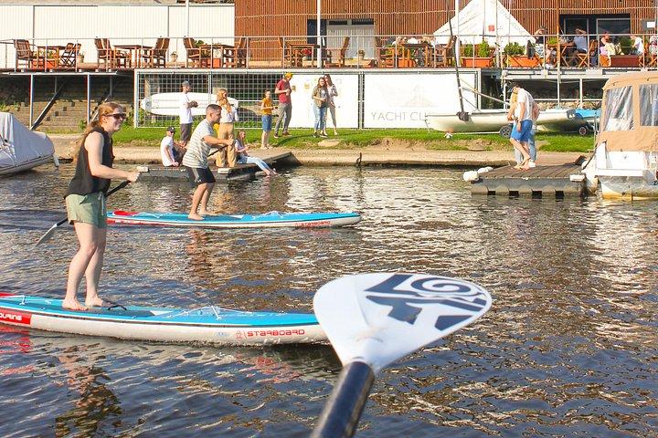 Stand-up paddleboarding på Vltava-floden i Prag