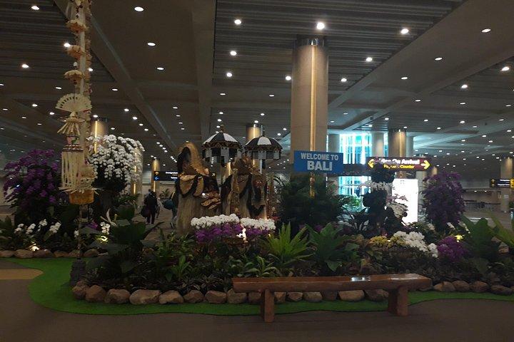 バリングラライ国際空港送迎 - トヨタヘイズ(バン)