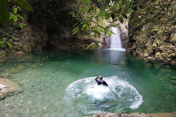 Vandring Tabernacle Thundering Waterfall i Den Dominikanske Republik