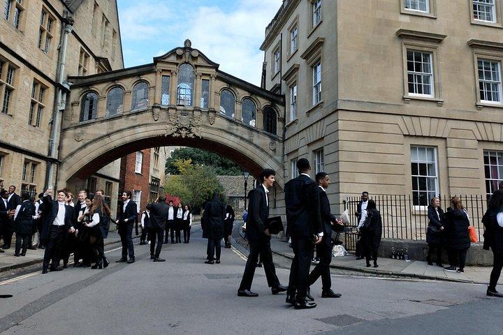オックスフォード市と大学を巡る少人数グループのパブリック ツアー
