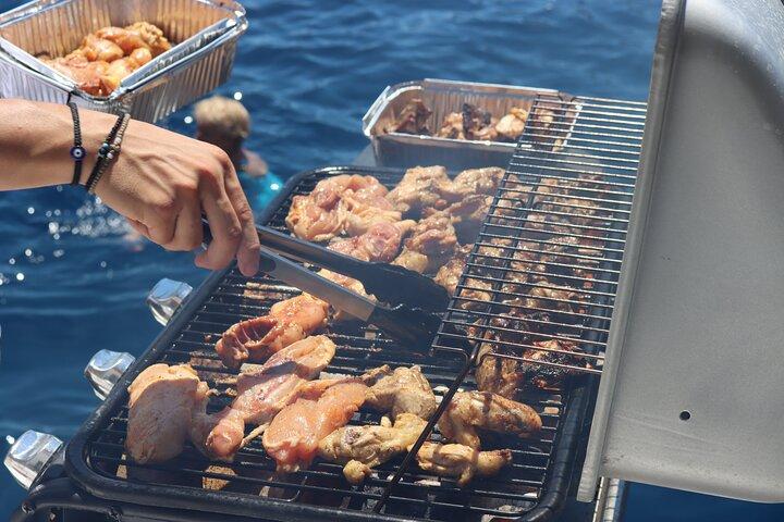 サントリーニ島プライベートツアー半日セーリングプラチナカタマランクルーズ