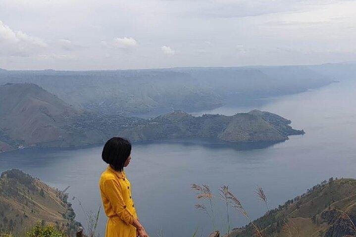 Tour privato di un'intera giornata a Lake Toba View e Karo Highlands da Medan City