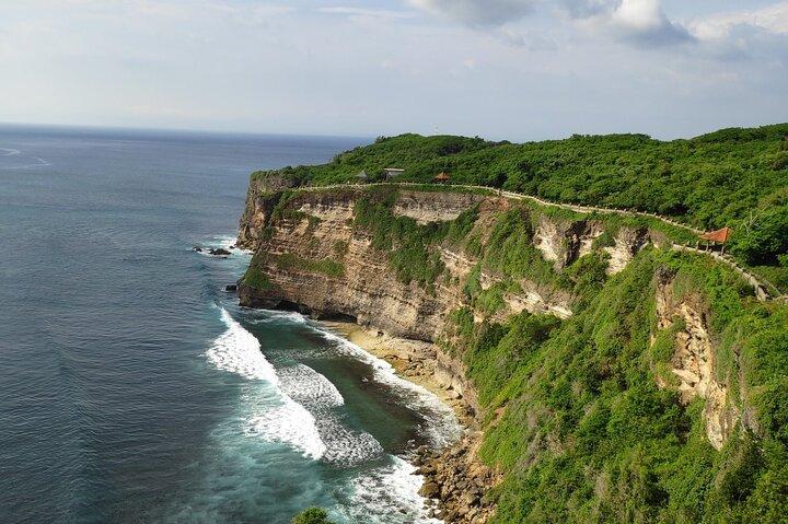 Tour al tramonto del tempio di Uluwatu con spettacolo Kecak e cena con frutti di mare sulla spiaggia di Jimbaran
