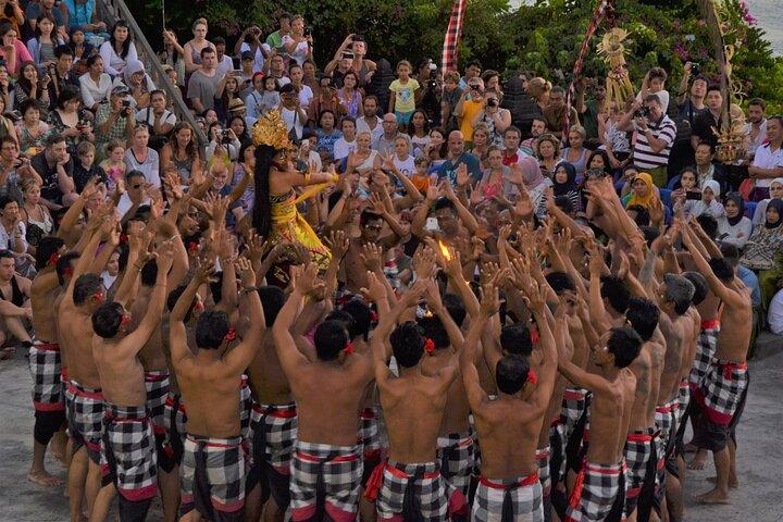 Tour al tramonto del tempio di Uluwatu con spettacolo Kecak e cena con frutti di mare sulla spiaggia di Jimbaran