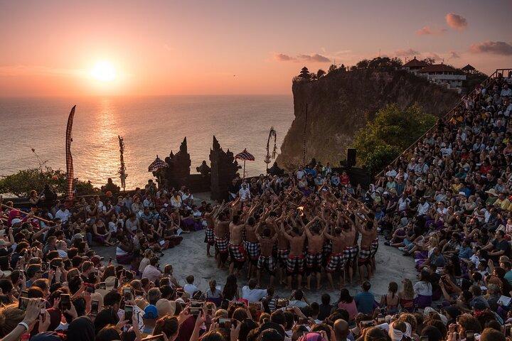 Tour al tramonto del tempio di Uluwatu con spettacolo Kecak e cena con frutti di mare sulla spiaggia di Jimbaran