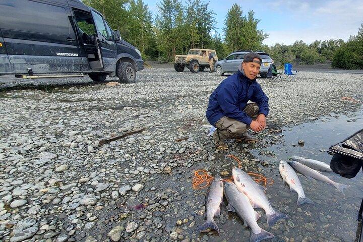 アラスカ産サーモンの終日釣り（送迎付き）