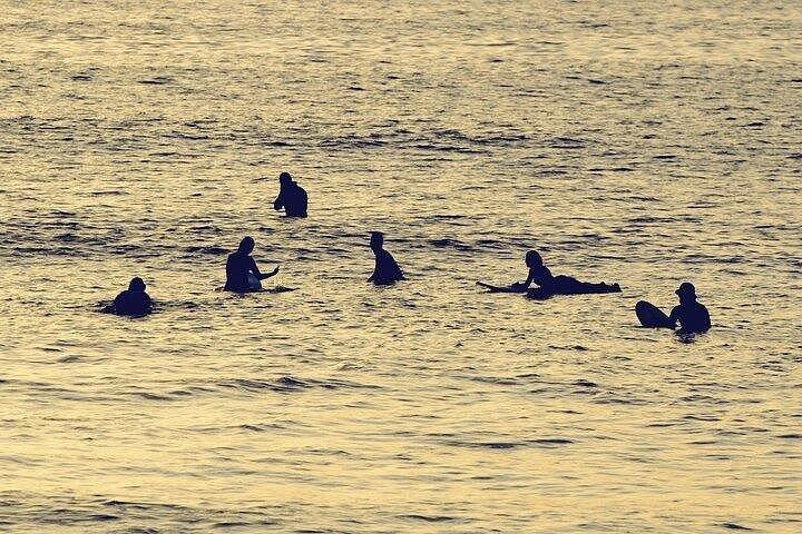 プラヤ デ ラス アメリカスでの写真付きグループ サーフ クラス