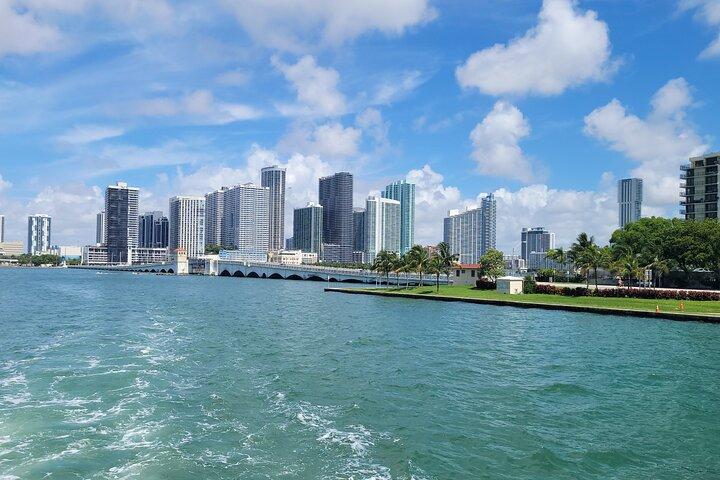 Ultimative Miami Bootstour : Villen & Skyline mit optionaler Abholung