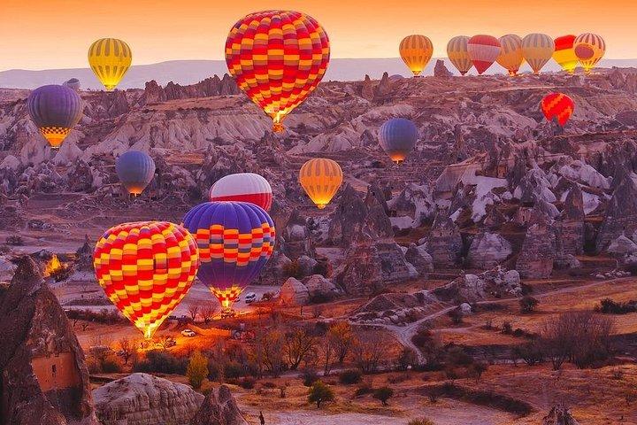 プライベートトランスファー：カッパドキア地方からネヴシェヒル空港への高級バンでのNAV