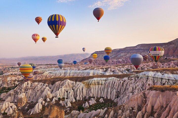Transfert privé : de la région de la Cappadoce à l'aéroport de Nevsehir NAV en van de luxe