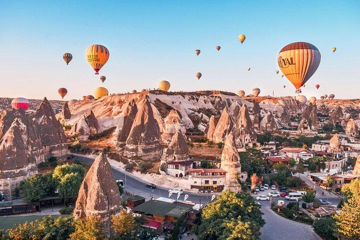 プライベートトランスファー：カッパドキア地方からネヴシェヒル空港への高級バンでのNAV