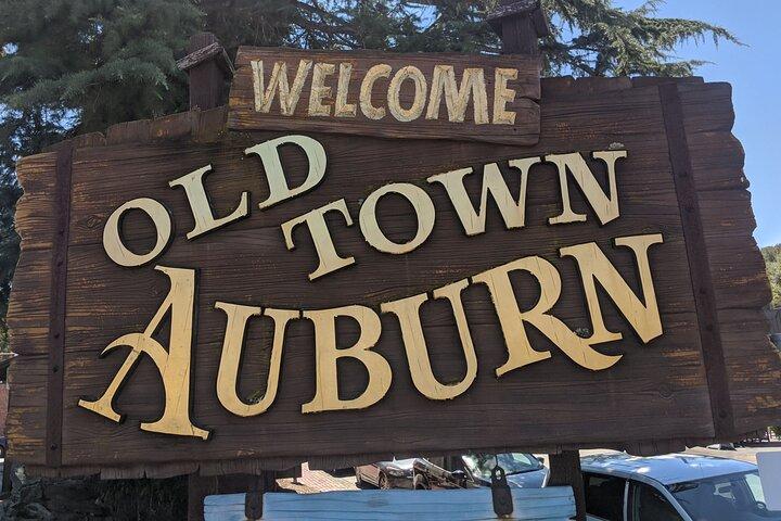 Tour a piedi della caccia al tesoro Auburn nel centro storico
