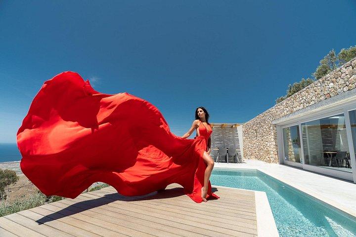 サントリーニ島でのフライングドレス撮影 by Flying Dress Photo