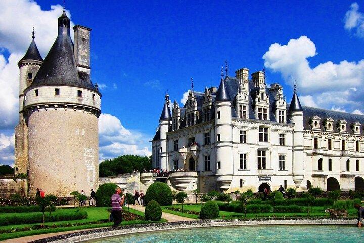 Private 3 Loire Castles Live Guided with Wine tasting from Paris