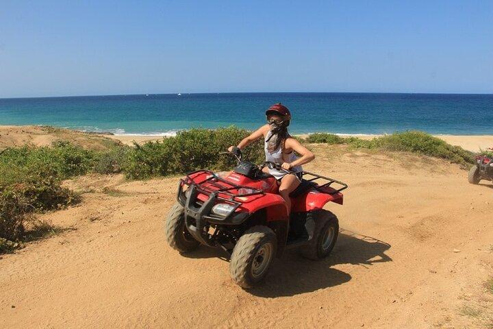 Aktivität mit einem einfachen ATV in Dunes and Beach