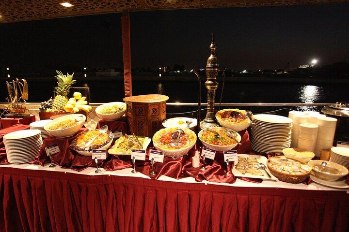 Dubai Canal Dinner Cruise mit La Perle Show Silver Tickets Combo