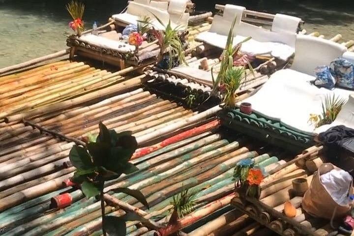 動物農場（ミニ動物園）、バンブー ラフティング、ライムストーン マッサージのプライベート ツアー