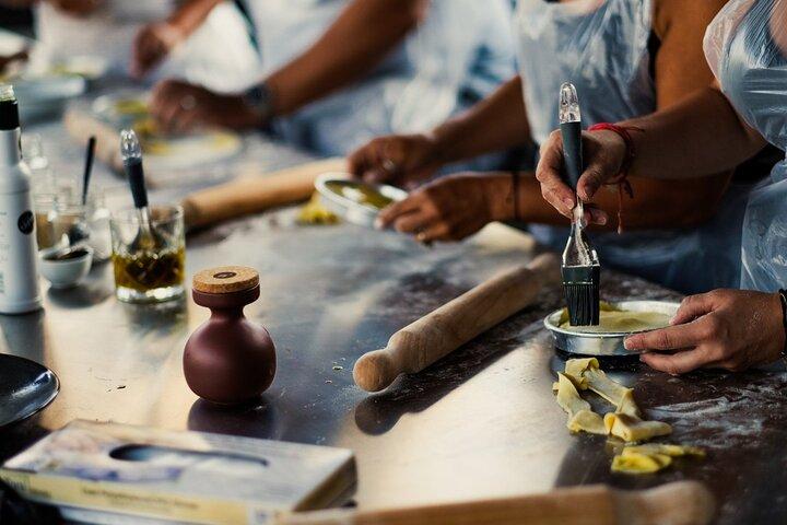アテネで楽しむギリシャ料理教室、アクロポリスを望む屋上でのディナー付き