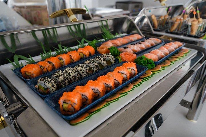 ランチとサンセット ディナー付きのジェームズ ボンド諸島行きの豪華ボート