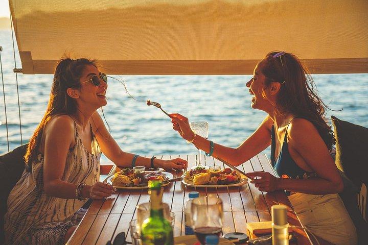 ランチとサンセット ディナー付きのジェームズ ボンド諸島行きの豪華ボート
