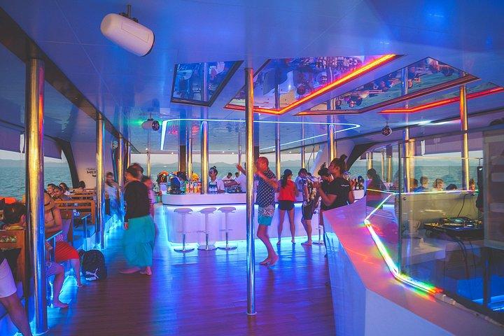 ランチとサンセット ディナー付きのジェームズ ボンド諸島行きの豪華ボート