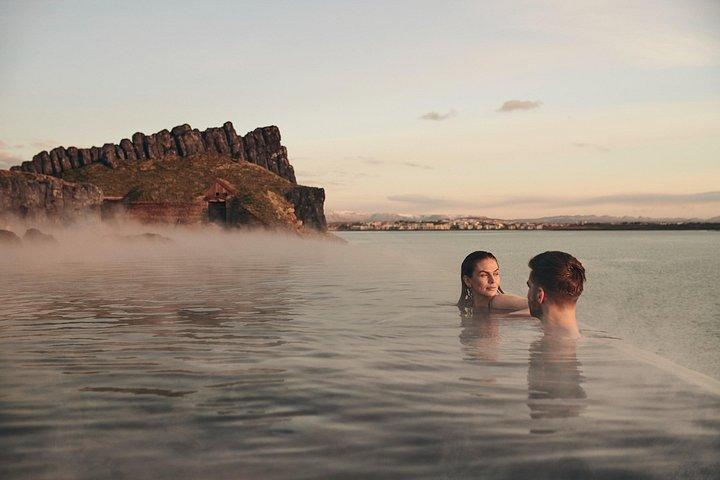 Biglietto Sky Lagoon con 7 - Rituale Step e Transfer da Reykjavik