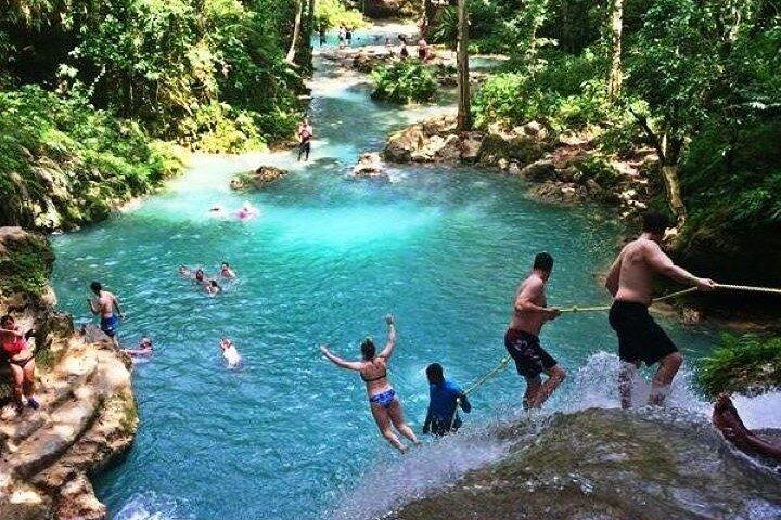 Blue Hole en Dunn's River Falls Tour met lunch en cocktails op Reggae Hill