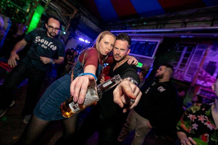 Budapest Party District Bar-Hop com 2 horas de bebidas ilimitadas