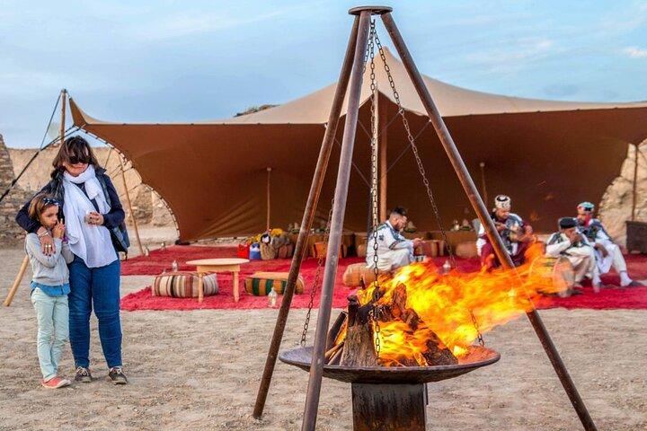 Magisches Abendessen bei Sonnenuntergang in der Agafay-Wüste mit Kamelritt