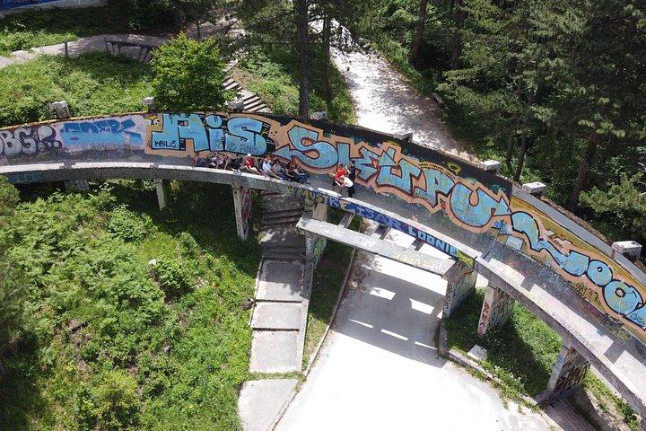 サラエボ：包囲された街 - トンネル博物館を巡る戦争ツアー