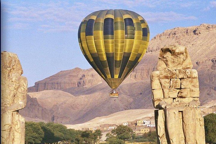 ルクソールのプライベート熱気球 12名までの少人数グループでのフライトに参加