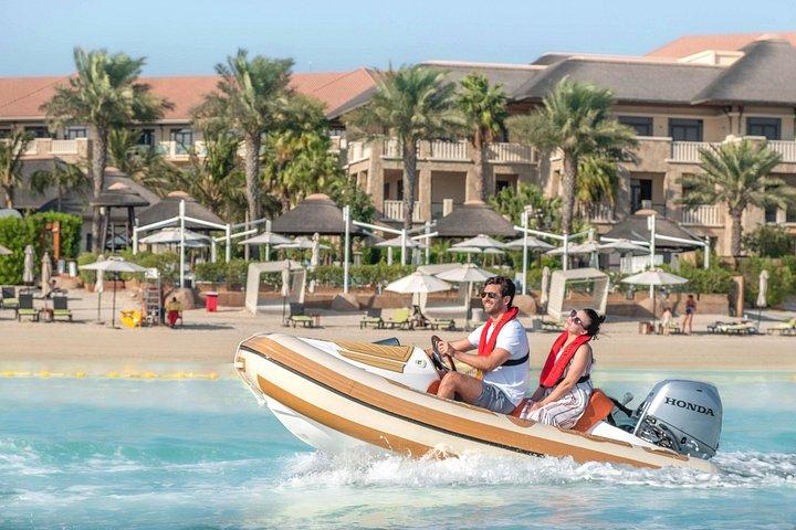 Kør selv-speedbådstur i Dubai