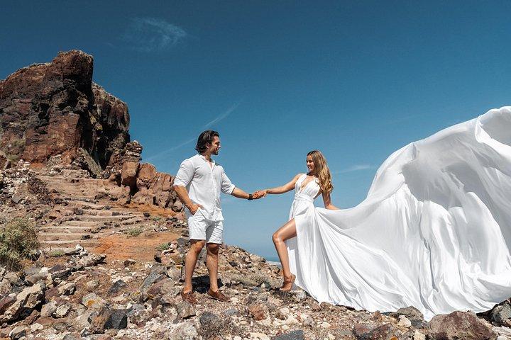 サントリーニ島でのフライングドレス撮影 by Flying Dress Photo