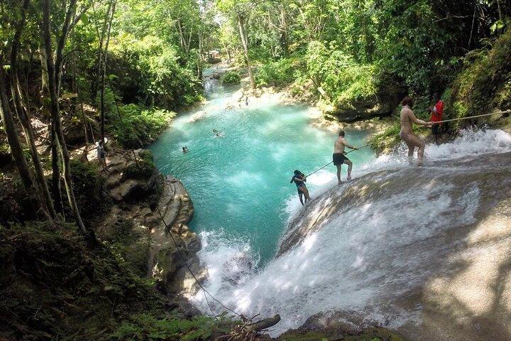 Blue Hole Wasserfall Tour von Montego Bay