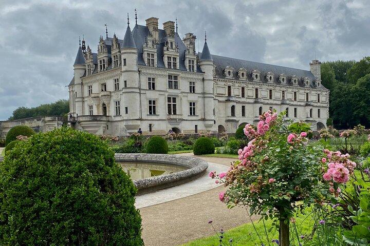 Private 3 Loire Castles Live Guided with Wine tasting from Paris