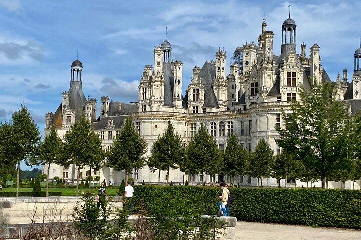 Private 3 Loire Castles Live Guided with Wine tasting from Paris