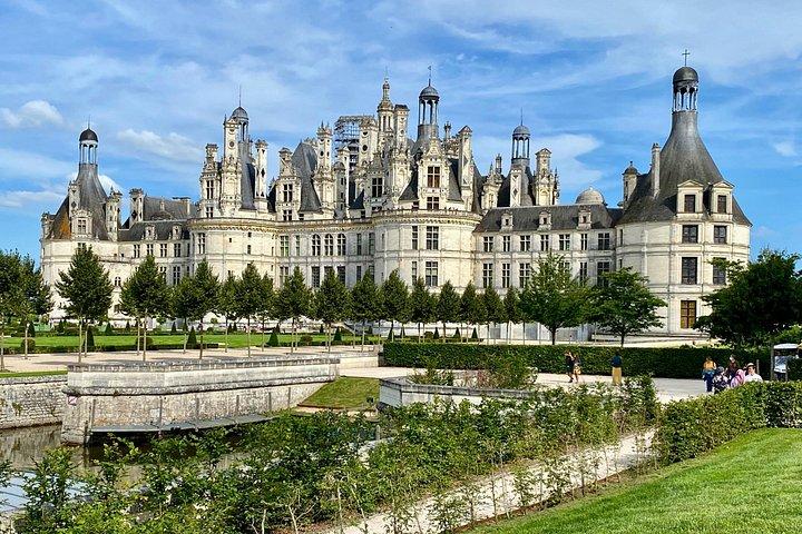 Private 3 Loire Castles Live Guided with Wine tasting from Paris
